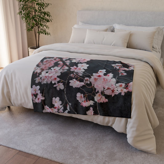 Experience the beauty of cherry blossoms with our Petal Dance Blanket: Sakura Set. This stunning blanket captures the essence of spring with its pink petal design