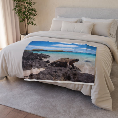 Embark on a visual journey to the enchanting Galapagos Islands with this stunning blanket. Vibrant colors and intricate details bring to life the archipelago's unique wildlife and breathtaking landscapes